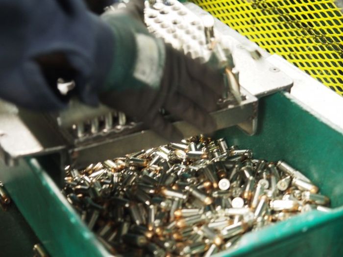 Производство патронов на заводе компании Remington