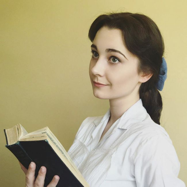 Аннелис Франсин - 17-летняя девушка, которая может превратить себя в любую красавицу прошлого