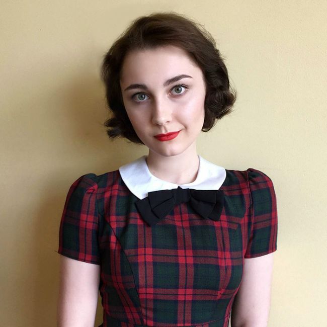 Аннелис Франсин - 17-летняя девушка, которая может превратить себя в любую красавицу прошлого