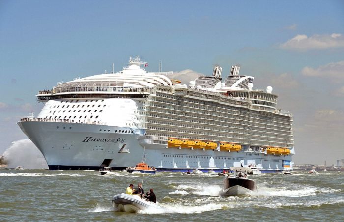 Самый большой в мире круизный лайнер Harmony of the Seas отправился в первое плавание