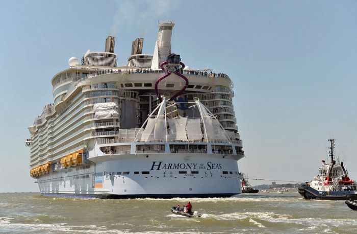 Самый большой в мире круизный лайнер Harmony of the Seas отправился в первое плавание