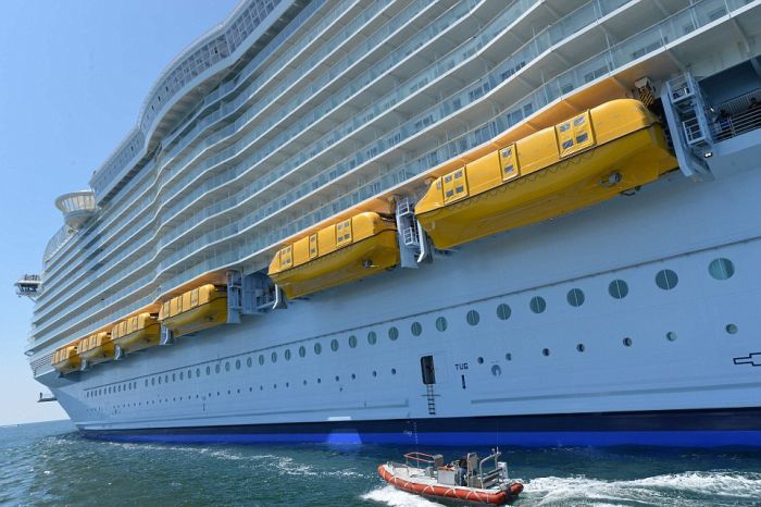 Самый большой в мире круизный лайнер Harmony of the Seas отправился в первое плавание