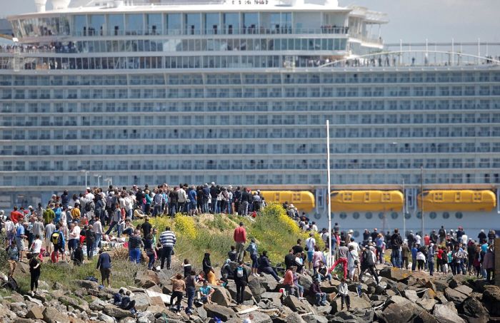 Самый большой в мире круизный лайнер Harmony of the Seas отправился в первое плавание