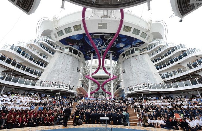 Самый большой в мире круизный лайнер Harmony of the Seas отправился в первое плавание