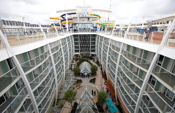 Самый большой в мире круизный лайнер Harmony of the Seas отправился в первое плавание