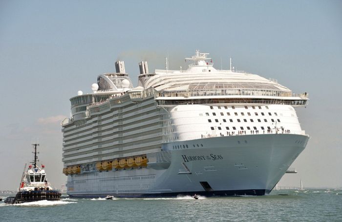 Самый большой в мире круизный лайнер Harmony of the Seas отправился в первое плавание