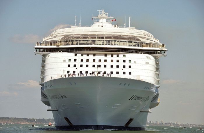 Самый большой в мире круизный лайнер Harmony of the Seas отправился в первое плавание