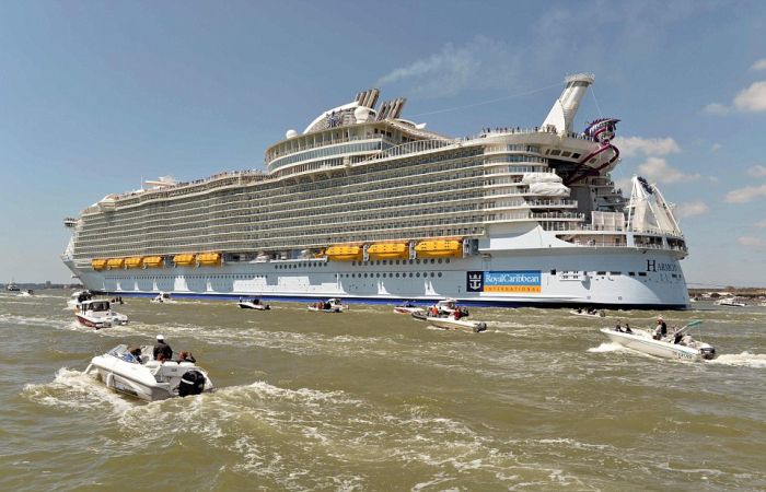 Самый большой в мире круизный лайнер Harmony of the Seas отправился в первое плавание