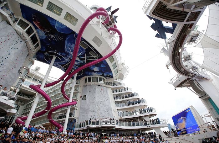 Самый большой в мире круизный лайнер Harmony of the Seas отправился в первое плавание