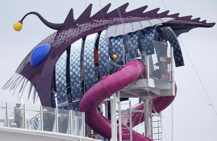 Самый большой в мире круизный лайнер Harmony of the Seas отправился в первое плавание