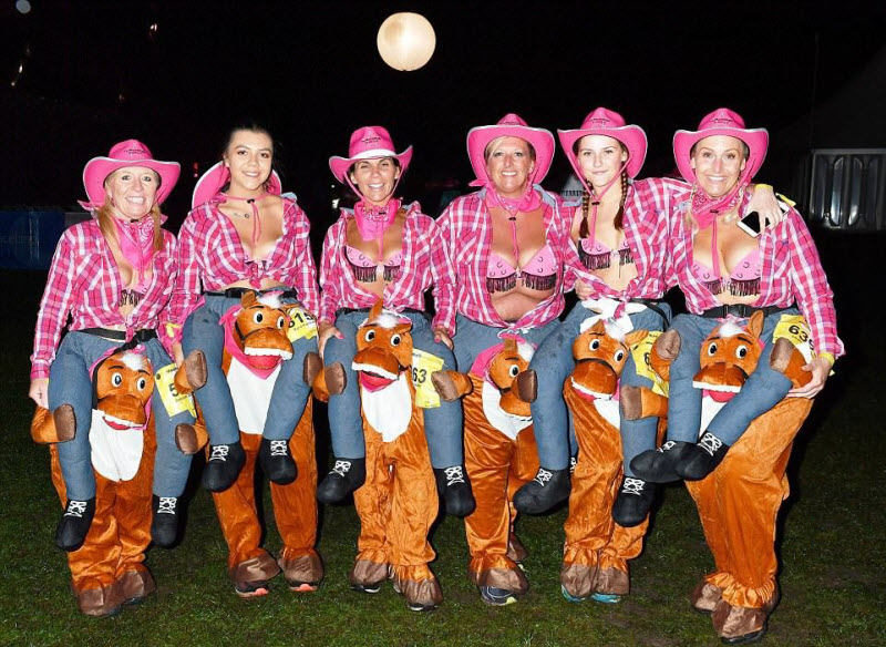 Тысячи людей в ярких бюстгальтерах собирали деньги на благотворительность