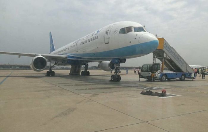 В Китае любопытная женщина открыла аварийный выход самолета