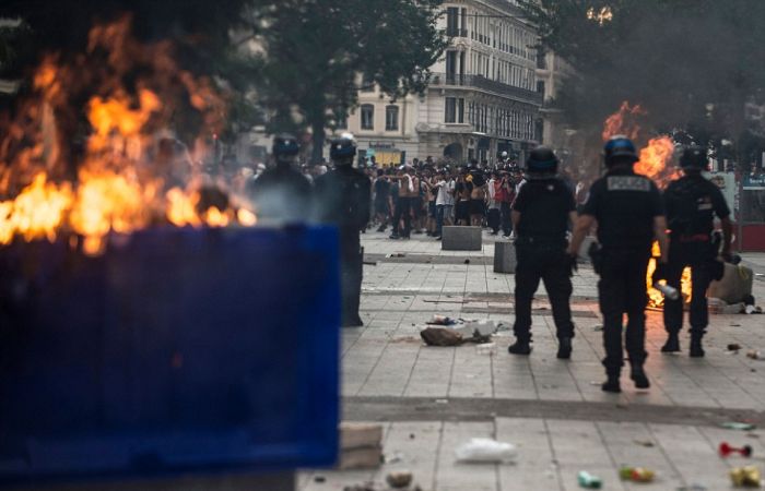 Массовые беспорядки и погромы во Франции после победы в ЧМ Массовые беспорядки и погромы во Франции после победы в ЧМ