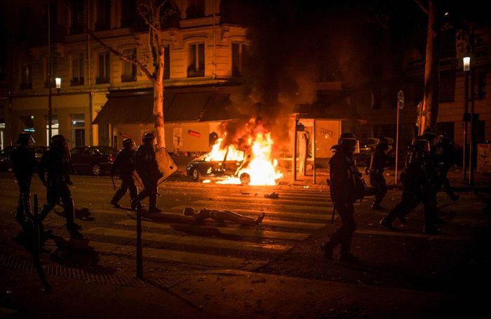 Массовые беспорядки и погромы во Франции после победы в ЧМ Массовые беспорядки и погромы во Франции после победы в ЧМ