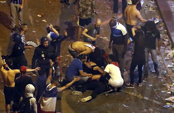 Массовые беспорядки и погромы во Франции после победы в ЧМ Массовые беспорядки и погромы во Франции после победы в ЧМ