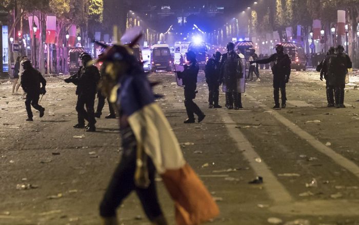 Массовые беспорядки и погромы во Франции после победы в ЧМ Массовые беспорядки и погромы во Франции после победы в ЧМ
