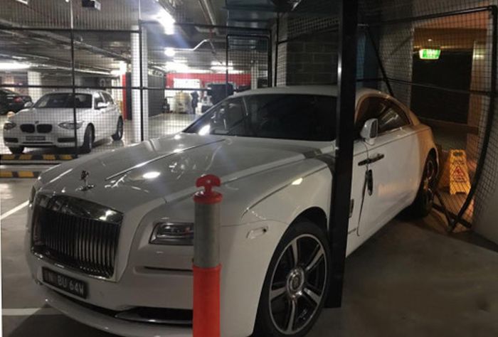 Богатый - не значит умный: клетка для Rolls-Royce не помогла