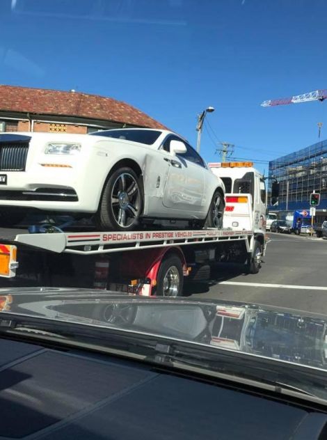 Богатый - не значит умный: клетка для Rolls-Royce не помогла