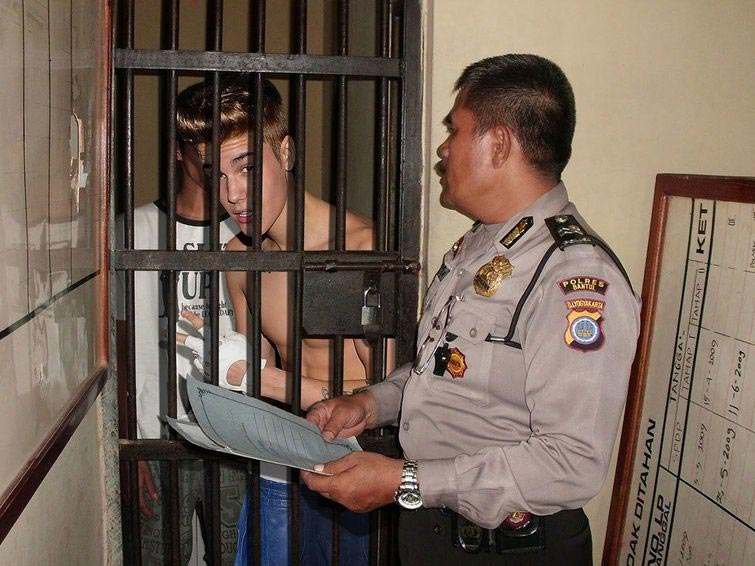 Фотошопер помещает знаменитостей в трущобы Индонезии, и это выглядит безумно реалистично