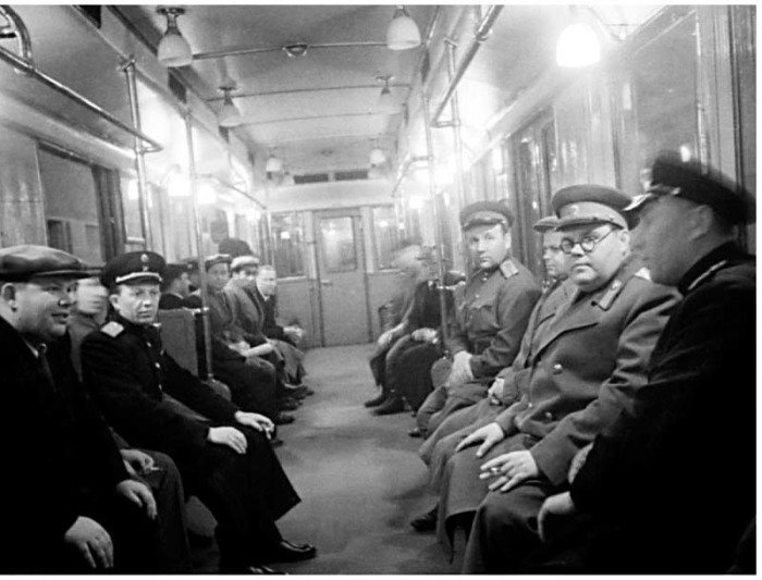 Московское метро, ставшее для многих домом во время войны Московское метро, ставшее для многих домом во время войны