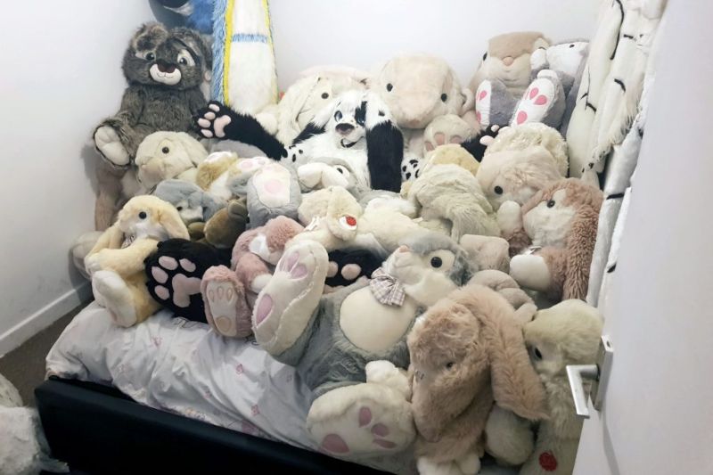 Механик выряжается в костюм кролика и бегает в нем по городу из-за своей одержимости