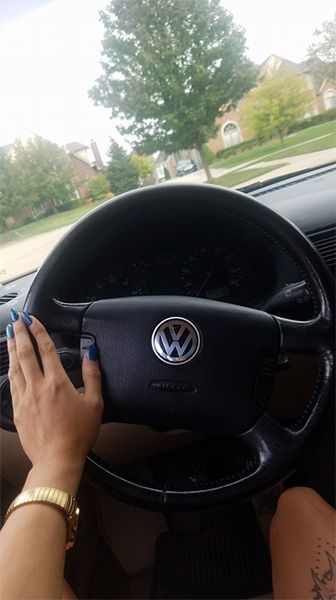 Девушка обменяла пакетик соуса на авто Volkswagen 2004 года