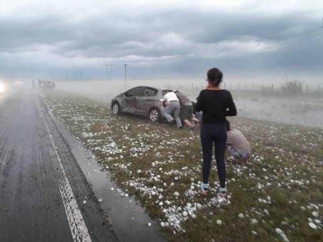 Крупный град в Аргентине серьезно повредил порядка 20 автомобилей