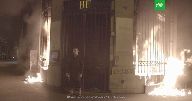 Российский художник-акционист Петр Павленский поджог Банк Франции