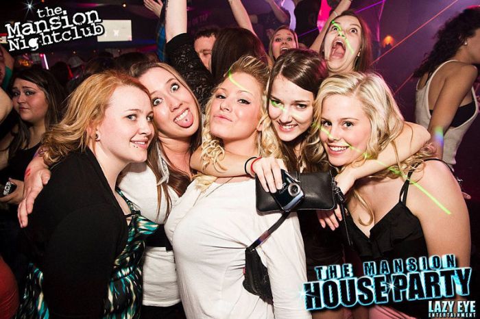 Настоящий тролль в ночном клубе (6 фото)