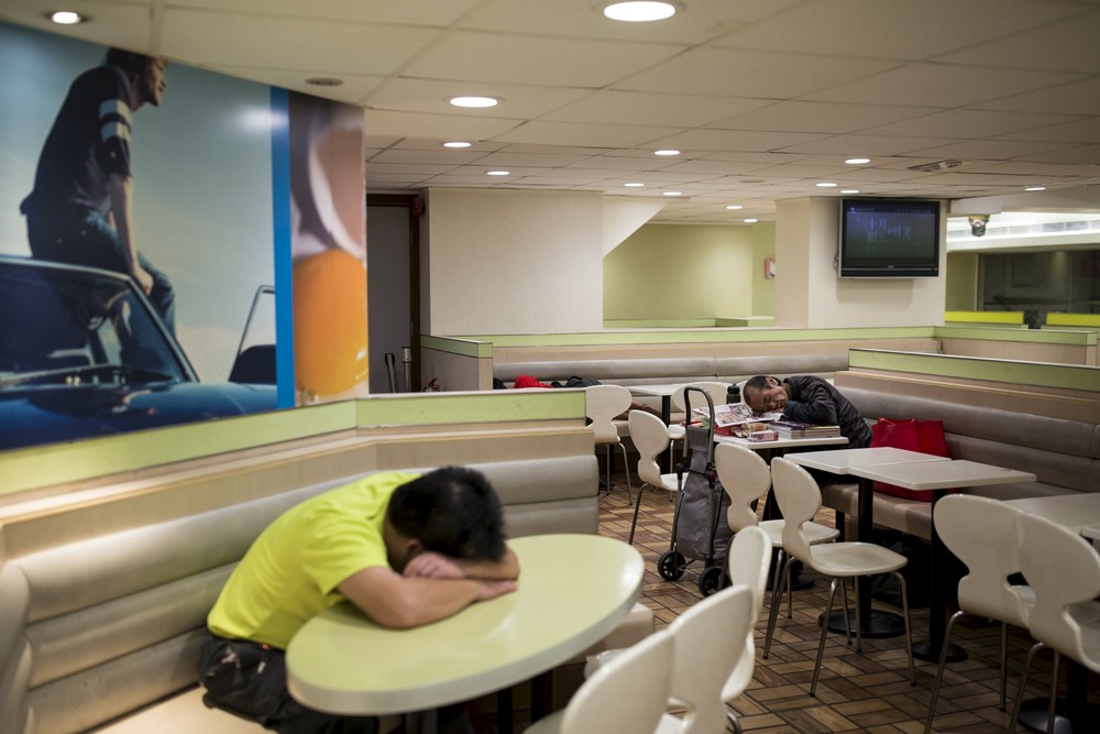 Китайские бомжи ночуют в McDonald's