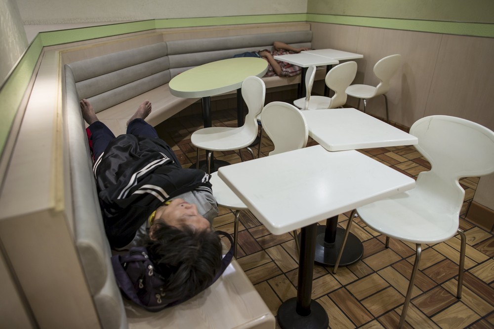 Китайские бомжи ночуют в McDonald's Китайские бомжи ночуют в McDonald's