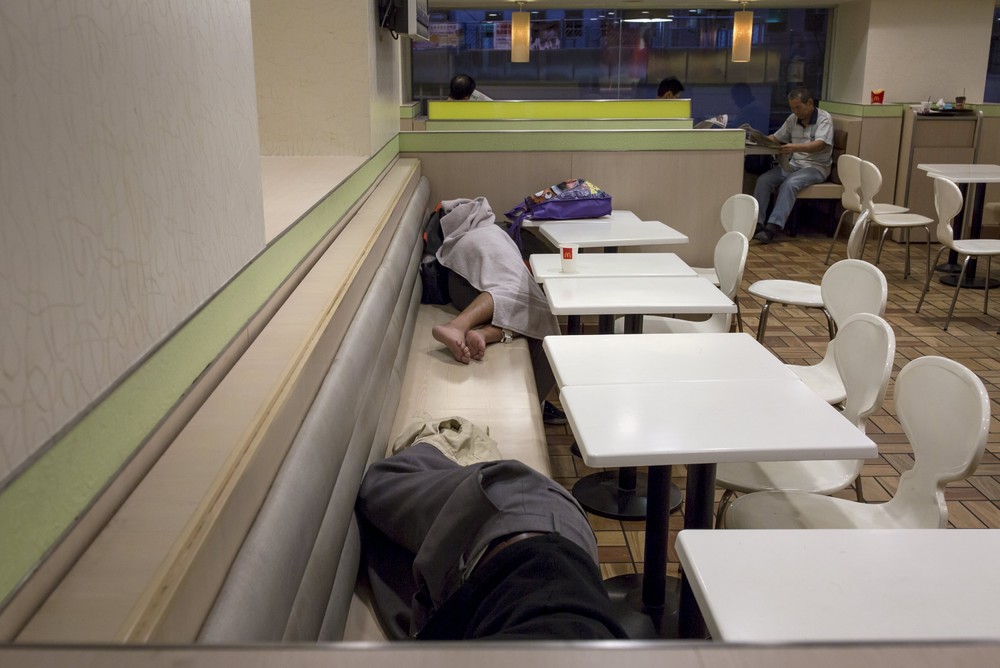 Китайские бомжи ночуют в McDonald's