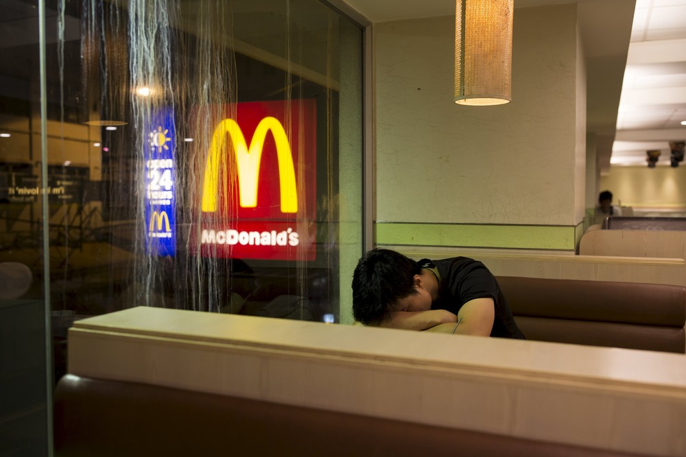 Китайские бомжи ночуют в McDonald's