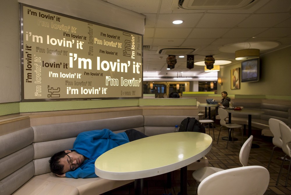 Китайские бомжи ночуют в McDonald's