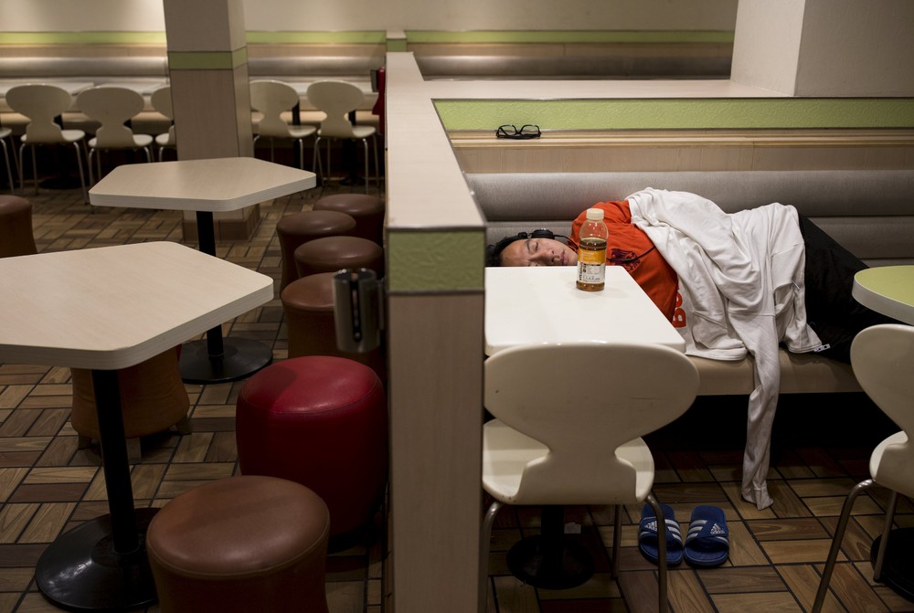 Китайские бомжи ночуют в McDonald's