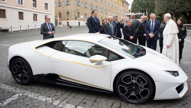 Подаренный папе Римскому суперкар Lamborghini Huracan продадут на аукционе