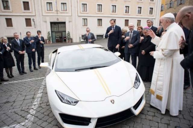 Подаренный папе Римскому суперкар Lamborghini Huracan продадут на аукционе