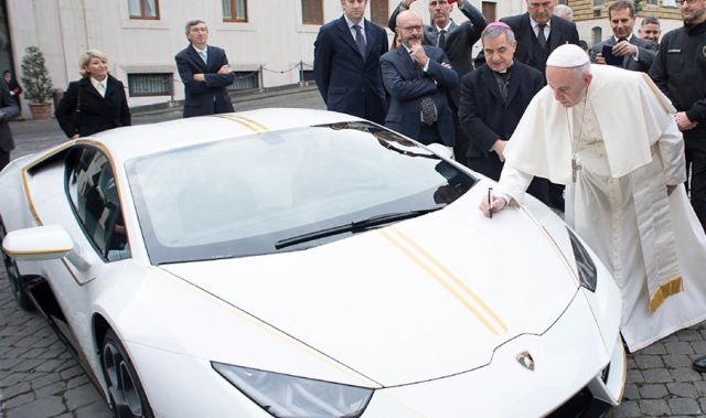 Подаренный папе Римскому суперкар Lamborghini Huracan продадут на аукционе