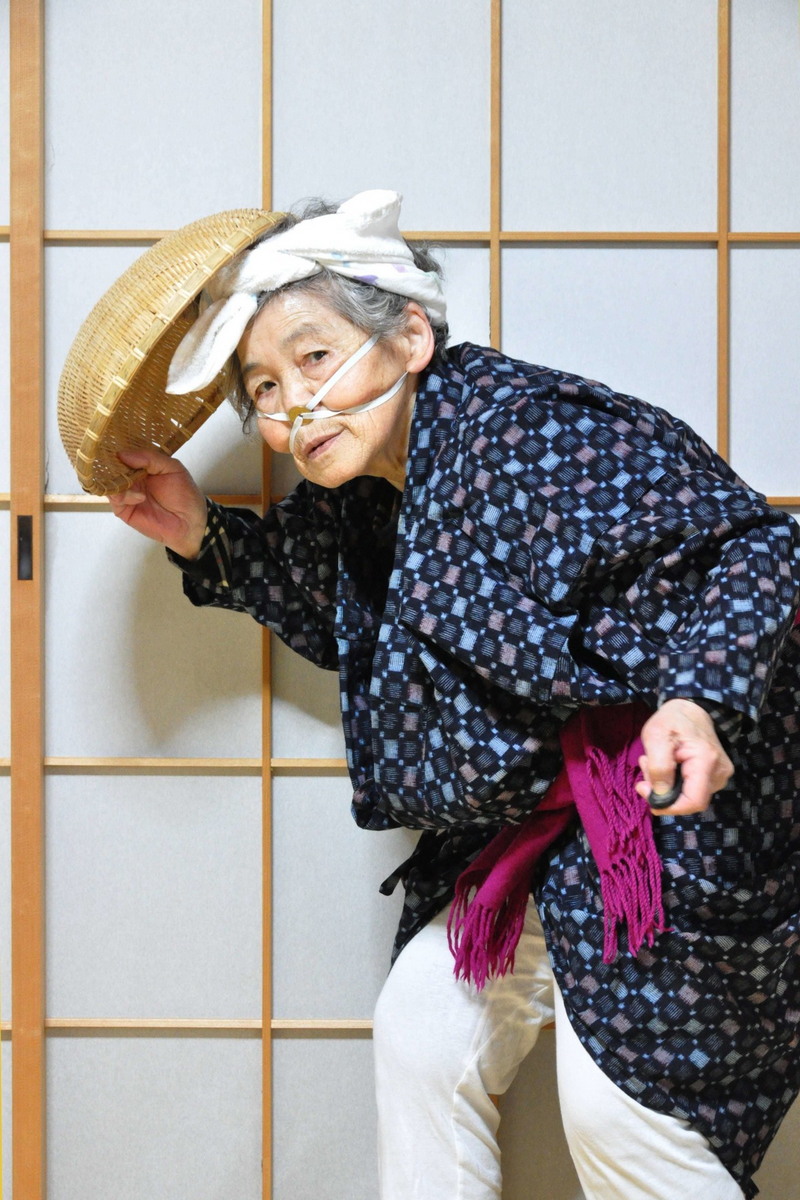 89-летняя японка делает забавные автопортреты