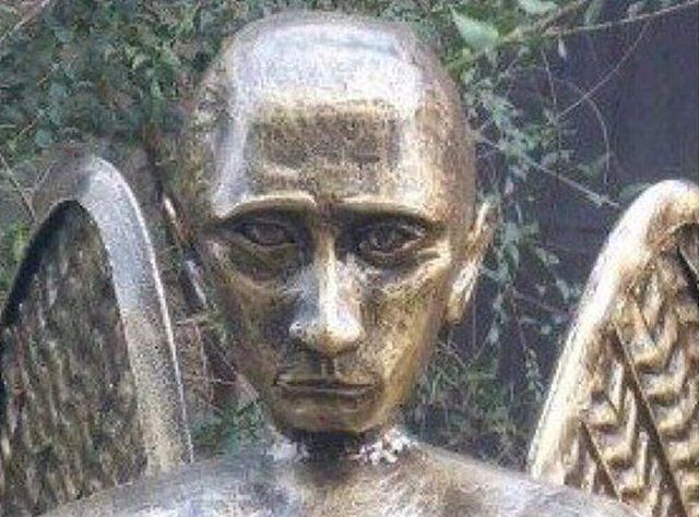 Астраханец изготовил скульптуру Путина в виде крылатого медведя с осетром в руках