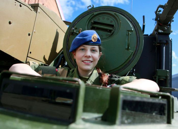 Девушки-военнослужащие
