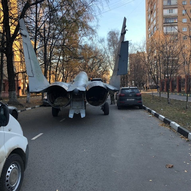 В Люберцах прокатили по улицам истребитель МиГ-29