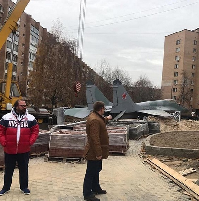 В Люберцах прокатили по улицам истребитель МиГ-29