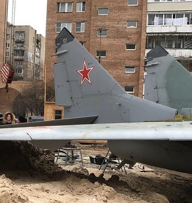 В Люберцах прокатили по улицам истребитель МиГ-29