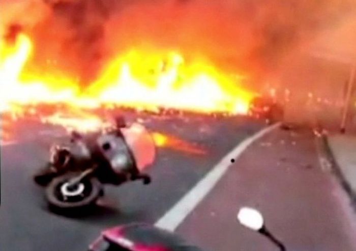В центре Лондона рухнул вертолёт (20 фото)