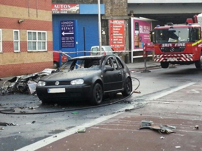 В центре Лондона рухнул вертолёт (20 фото)
