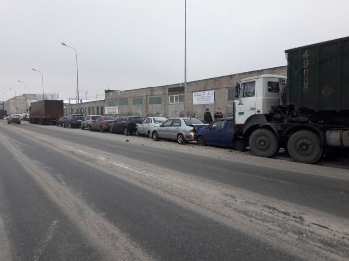 В Санкт-Петербурге мусоровоз «подвинул» 6 автомобилей