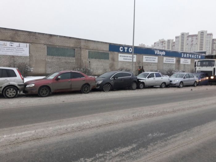 В Санкт-Петербурге мусоровоз «подвинул» 6 автомобилей