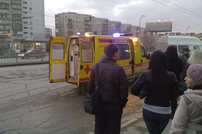 Пьяный водитель влетел в автобусную остановку (7 фото)