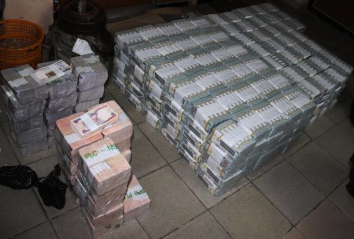 В Нигерии в нежилой квартире обнаружили 43 миллиона долларов